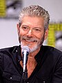 Stephen Lang interpreta Nathaniel Taylor