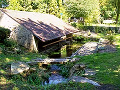 Le lavoir du village de Saint-Léonard, à l'entrée est du village.