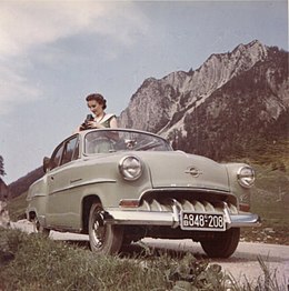 Zeitgenössische Aufnahme eines Opel Olympia Rekord in den Alpen, ca. 1955/56