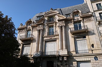 Nos 66-68 : hôtel particulier néo-Renaissance (1883).