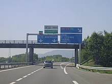 Photographie de l'échangeur entre les autoroutes A71 et A89/A710 en 2010. L'autoroute était encore à deux fois deux voies.