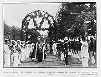 El rey George Tupou II en el jardín.