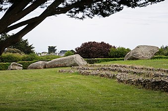 De omfallen en yn fjouwer stikken brutsen Menhir fan Er Grah yn Bretanje