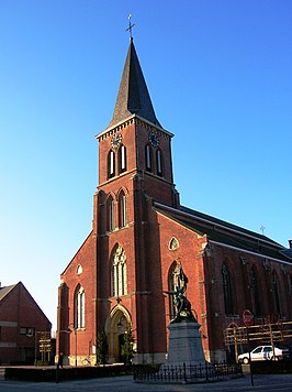 De Onze-Lieve-Vrouw-Hemelvaartkerk met op de voorgrond het Boerenkrijgstandbeeld