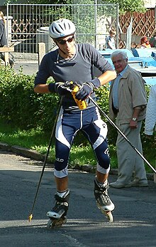 Un homme sur des rollerskis.