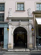 Les trois entrées de la galerie Vivienne : à gauche, l'entrée rue Vivienne, au centre celle de la rue des Petits-Champs et à droite l'entrée rue de la Banque.