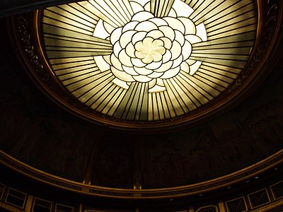 Cúpula do Teatro, com design de rosa Art Déco, de Maurice Denis