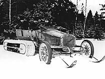 Russo-Balt C24-30 från tsar Nikolaj II:s garage med Adolphe Kégresses halvbandskonstruktion, omkring 1911.