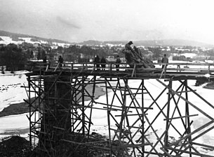 Skulpturen på väg ut mot sin plats på den höga sockeln i Ångermanälven.