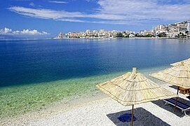 Juli: Strand und Hafen von Saranda