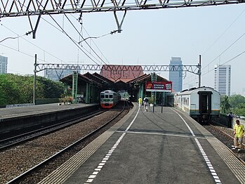 Estação Ferroviária de Gambir, em Jacarta, Indonésia