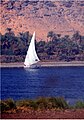 En felukk krysser Nilen nær Aswan