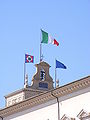 Drapeaux sur le sommet du palais.