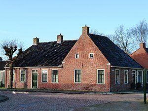 Woonhuis met zadeldak tussen de topgevels