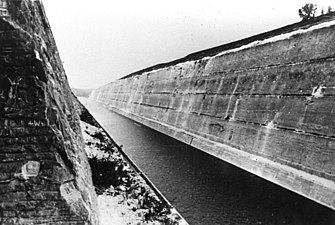 Gezicht op het Albertkanaal vanaf het fort