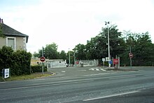 Photographie en couleurs de l'entrée d'une usine avec le panneau CEA.