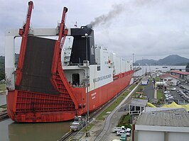 Een schip in het kanaal