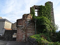 Photographie en couleurs d'une tour en ruine.