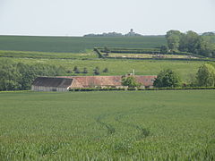 Une ferme et le cimetière