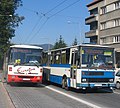 Autobus mestskej linky 34 (vľavo) a autobus prímestskej linky v roku 2007