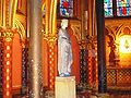 Eine Statue in der Sainte-Chapelle