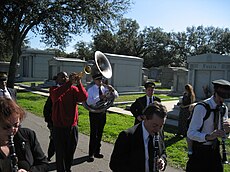 Musicisti al corteo funebre dello storico della musica Tad Jones, cimitero di Metaire, New Orleans.