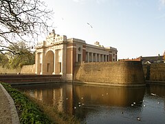 La Porte de Menin, intégrée aux remparts. C'est un important mémorial de guerre britannique.