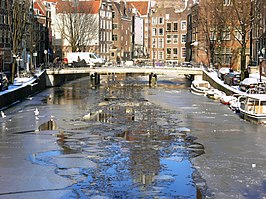 Betonnen Armbrug in oude buurt (2012)