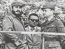 Jaruzelski (dekstre, en uniformo) kun Fidel Castro en Pollando, majo de 1972