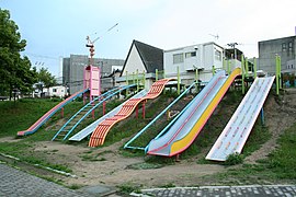 Des toboggans et des jeux d'escalade côtes à côtes.