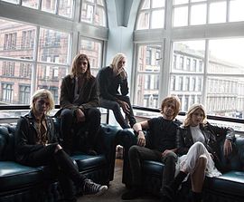 R5 in قلاسقو, ایسکاتلند, in October 2015. Left to right: Ross Lynch, Rocky Lynch, Riker Lynch, Ellington Ratliff and Rydel Lynch.