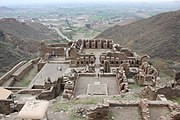 Takht-i-Bahi, fondé au Ier siècle. Vue générale vers la plaine. Centre : plateforme du grand stupa, IIe siècle. Au fond, les cellules des moines.