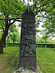 Bronzeplastik in Form einer Bombe auf dem Nordfriedhof in München