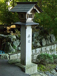 Traditionele Japanse houten lantaarn in een Shintoschrijn