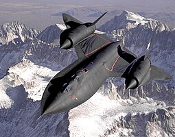 SR-71B-koulutusversio Kalifornian Sierra Nevada -vuoriston yllä 1994. Korotettu taaempi ohjaamo on tarkoitettu lennonopettajalle.