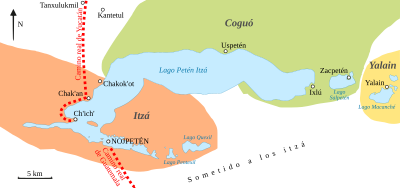 Un mapa que muestra el lago Petén Itzá que se extiende de este a oeste. Dos lagos menores se encuentran a poca distancia hacia el este, primero el lago Salpetén y luego el lago Macanché. La localidad de Yalain se encuentra en la orilla norte del lago Macanché; Zacpetén está en la orilla norte del lago Salpetén. Ixlú está en la orilla este del lago principal, Uspetén está en su orilla norte. Chakok'ot y Chak'an están en la costa noroeste, Ch'ich' se encuentra en una pequeña península en el lado suroeste del lago. Nojpetén se encuentra en una isla, en una extensión del lago que se desprende hacia el sureste. Más allá de este desprendimiento se encuentran dos lagunas menores, Petenxil y Eckixil. El tramo del Camino Real hacia Guatemala se extiende hacia el sur desde la orilla sur del lago, frente a Nojpetén. El tramo del Camino Real a Yucatán se extiende hacia el norte desde la orilla oeste del lago desde Ch'ich' hacia Chak'an, y luego se dirige hacia el norte del lago a Tanxulukmul y hacia adelante. Kantetul se encuentra a poca distancia al este de Tanxulukmul. El territorio itzá cubría casi toda la mitad occidental del lago y se extendió hacia el oeste; incluía también las dos lagunas menores cerca del desprendimento sur del lago. La zona sur del lago principal era dominada por los itzaes. El territorio couoh cubrió el área al noreste del lago, la parte oriental de la orilla sur, y se extendió alrededor del lago Zacpetén. El territorio yalain rodeaba el pequeño lago Macanché.