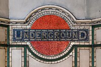 Ursprüngliches, flächiges roundel der London Underground als dekoratives Mosaik in der Station Maida Vale Originalentwurf etwa 1915