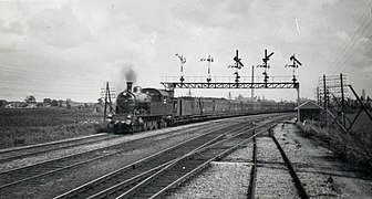 Long train de voitures en bois Enschede - Amsterdam remorqué par la 6108.