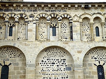 Triplets romans de la nef de Saint-Saturnin (Puy-de-Dôme).