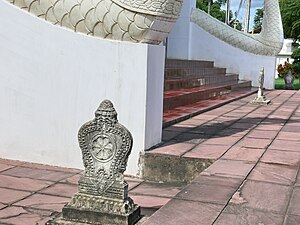 Trois des huit stèles Sima (bornes rituelles bai sema) à l'entrée du Bôt du Wat Hua Khuang.