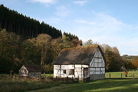 Saint-Hubert (Belgique), domaine du Fourneau Saint-Michel, chaumière de manouvrier de la Hesbaye namuroise (Hingeon, XIXe siècle) transplantée et reconstituée sur le site (1975-1976).