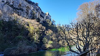 La Sorgue et le château de Vaucluse pendant l'hiver 2022.