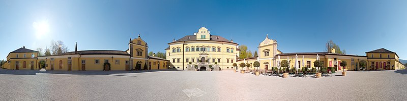 360°-os kép a Hellbrunn-kastély udvaráról