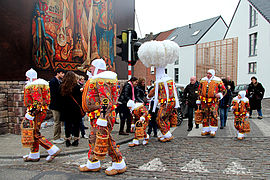 Gilles se dirigeant vers la Grand'Place.