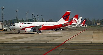 April: Das erste Flugzeug von Air Albania am Flughafen Tirana