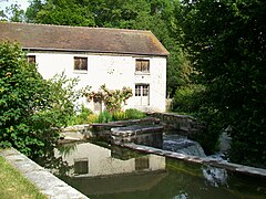 L'ancienne clouterie et moulin à eau d'Avilly, sur la Nonette.