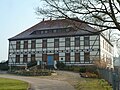 Drostenhaus mit Feldsteinmauerbegrenzung, Torpfosten und Resten eines Wehrturms vom Vorgängerschloss