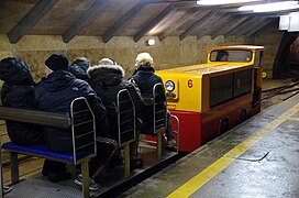 Petit train dans la grotte de Postojna, en Slovénie.