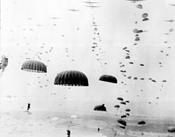 Ejtőernyősök Hollandia felett 1944 szeptemberében, a Market Garden hadművelet idején