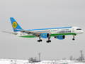 Et Uzbekistan Airways Boeing 757-200 under landing i februar 2009.